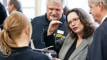 Arbeitsministerin Andrea Nahles soll die Rente mit 63 durchsetzen - am Problem der Zeitverträge bei jüngeren Beschäftigten aber ändert sich nichts.