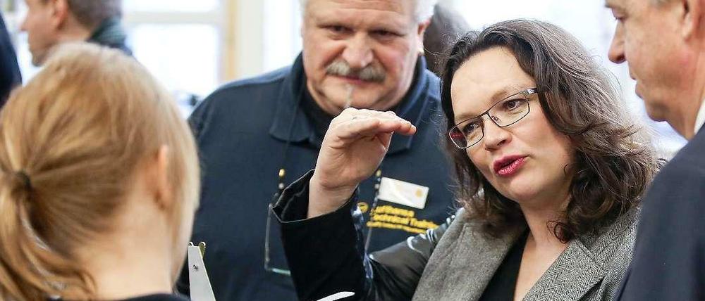 Arbeitsministerin Andrea Nahles soll die Rente mit 63 durchsetzen - am Problem der Zeitverträge bei jüngeren Beschäftigten aber ändert sich nichts.