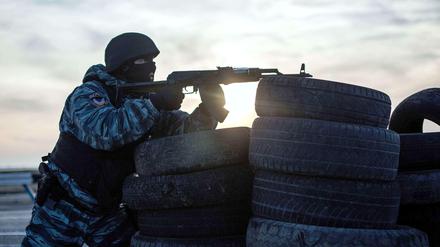 Pro-russische Militärangehörige bewachen den Übergang zwischen Ukraine und der Halbinsel Krim