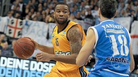 Alles unter Kontrolle. Albas Reggie Redding (l.) im Duell mit Manuel Vanuzzo.
