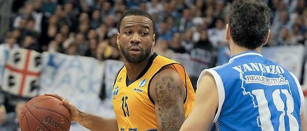 Alles unter Kontrolle. Albas Reggie Redding (l.) im Duell mit Manuel Vanuzzo.