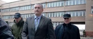 Sergey Aksenov (2 v. r.), Mitglied der pro-russischen Partei "Das andere Russland" nach der Soldatenvereidigung auf der Krim.