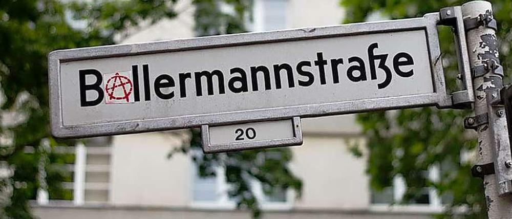 Wenn aus Bellen Ballern wird: Straßenschild in Berlin-Gesundbrunnen