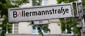 Wenn aus Bellen Ballern wird: Straßenschild in Berlin-Gesundbrunnen