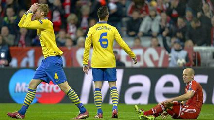 Schmerzensmann: Arjen Robben ist im Zweikampf mit Arsenals Laurent Koscielny zu Boden gegangen. Es gibt Elfmeter für Bayern München. Per Mertesacker kann es nicht fassen.