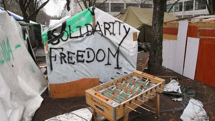 Kreuzberg, Oranienplatz, im Februar 2014. Aus den Zelten auf dem Platz sind Holzhütten geworden.