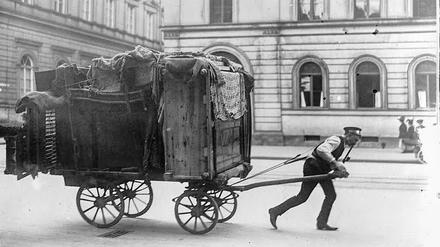 Umzug mit Handwagen in Berlin, 1908.