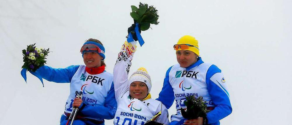 Blumen hoch. Anja Wicker (Mitte) mit Silbermedaillengewinnerin Swetlana Konowalowa (l.) und der Dritten Lydmyla Pawlenko. 