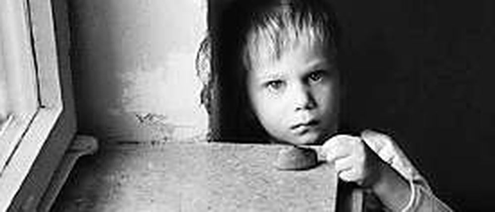 Beklemmende Erinnerungen. Das Foto zeigt einen Jungen 1966 in einem Kinderheim in Bayern. Es handelt sich dabei nicht um den im Text erwähnten Fall. 