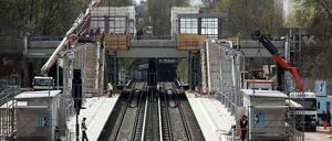 Fünf Jugendliche fuhren auf einem S-Bahn-Zug mit, einer kam dabei um.