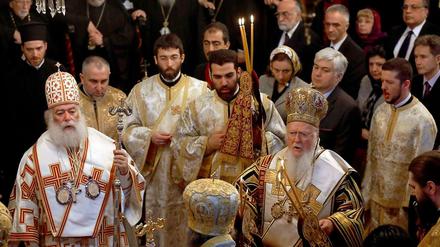 Der Patriarch von Konstantinopel, Bartholomäus I. (rechts), bei der gestrigen Sonntagsmesse.