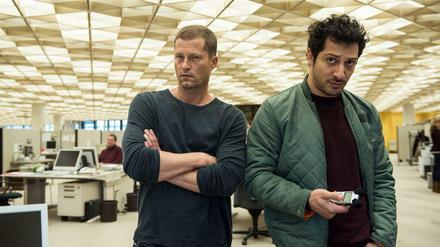 Nuscheln statt Kuscheln: "Tatort"-Kommissar Nick Tschiller (Til Schweiger,li.) und Ermittler Yalcin Gümer (Fahri Yardim) bekommen die Zähne nicht auseinander.