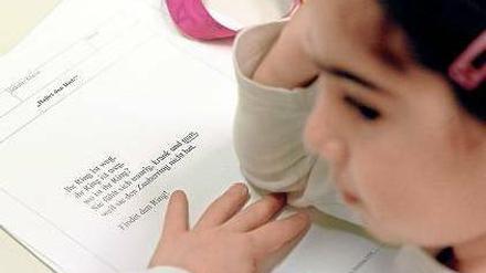 Kein Vergnügen. Wer unter Legasthenie leidet, muss sich mühselig durch jedes Wort arbeiten. 