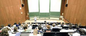 Billige Lösung. In Berlin bekommen Lehrbeauftragte im Schnitt 30 Euro pro gehaltener Unterrichtsstunde. Vorbereitung und Betreuung der Studierenden, die ein Vielfaches an Zeit beanspruchen, werden aber nicht vergütet. 