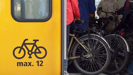 Soll und Haben. Wenn alle Beteiligten sich Mühe geben, passen doppelt so viele Fahrräder in einen Wagen wie zugelassen. 