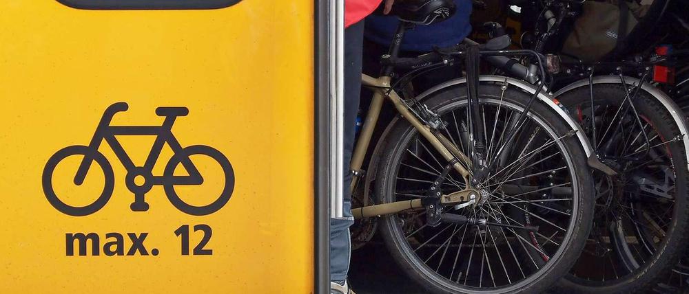 Soll und Haben. Wenn alle Beteiligten sich Mühe geben, passen doppelt so viele Fahrräder in einen Wagen wie zugelassen. 