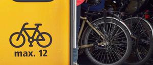 Soll und Haben. Wenn alle Beteiligten sich Mühe geben, passen doppelt so viele Fahrräder in einen Wagen wie zugelassen.