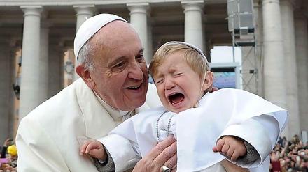 Papst Franziskus mit einem Faschingspapst.
