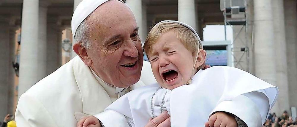 Papst Franziskus mit einem Faschingspapst.