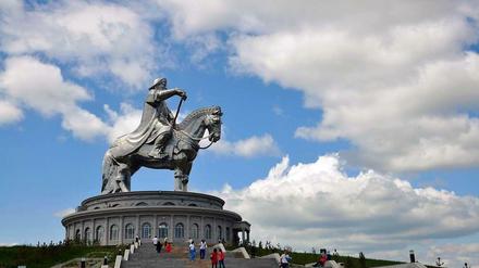 Gewaltiger Herrscher. Diese 30 Meter hohe Statue, die den gefürchteten Anführer des mongolischen Reiterheeres zeigt, steht seit 2008 östlich der Hauptstadt Ulan Bator.