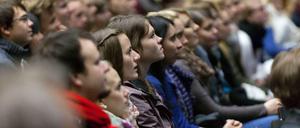 Junge Studierende sitzen im Hörsaal.