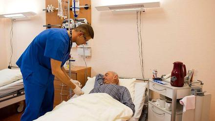 Krankenpflege ist ein harter Job. In vielen Kliniken fordern die Beschäftigten mehr Personal.