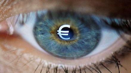 Statt Dollar-Zeichen. Wer die Steuer vom Vorjahr im Blick hat, kann sich einige hundert Euro sichern.