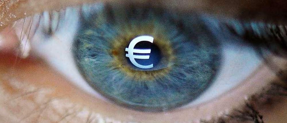 Statt Dollar-Zeichen. Wer die Steuer vom Vorjahr im Blick hat, kann sich einige hundert Euro sichern.