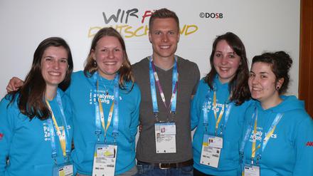 Athlet Markus Rehm mit unseren jungen Reporterinnen (v.l.) Amrei Zieriacks, Julia Hollnagel, Katharina Schiller und Christina Spitzmüller.