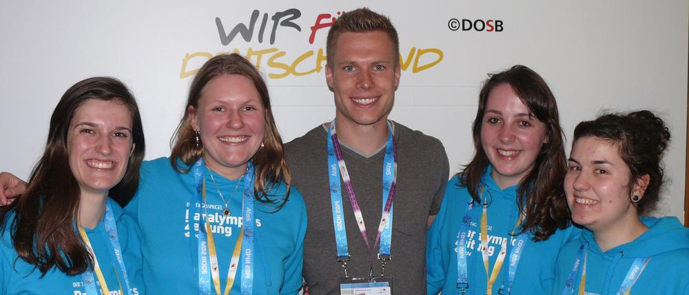 Athlet Markus Rehm mit unseren jungen Reporterinnen (v.l.) Amrei Zieriacks, Julia Hollnagel, Katharina Schiller und Christina Spitzmüller.