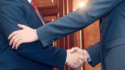 Fragile Beziehungen. Im politischen Berlin ist Vertrauen die wichtigste Währung, doch der Wechselkurs unterliegt starken Schwankungen. 