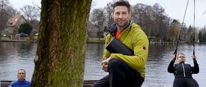 Tolle Rolle. Personal Trainer Christian Blisse mit der Black Roll unter dem Arm.