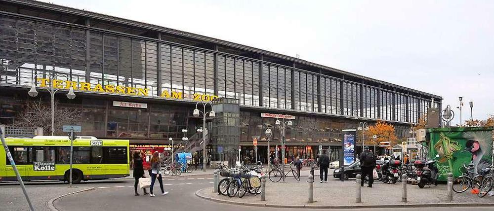 Der Hardenbergplatz vor dem Bahnhof Zoo in Berlin-Charlottenburg.