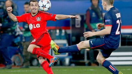 Der Ball im Blick. Leverkusens Giulio Donati im Duell mit Lucas Digne.