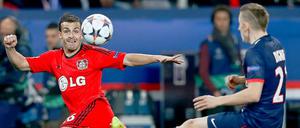 Der Ball im Blick. Leverkusens Giulio Donati im Duell mit Lucas Digne.