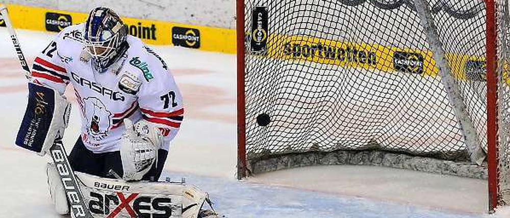 Kein guter Tag in Ingolstadt für die Eisbären und Torwart Rob Zepp.