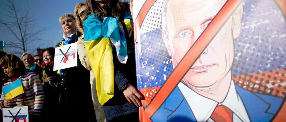 Auch diese Ukrainer demonstrieren gegen Präsident Putin und seine Krim-Politik.