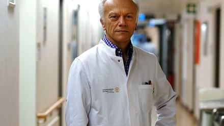 Will nicht mehr. Gerhard Ehninger, der die DKMS 1991 mit gegründet hatte, hat jetzt sein Amt als Leiter des medizinischen Beirats hingeworfen.