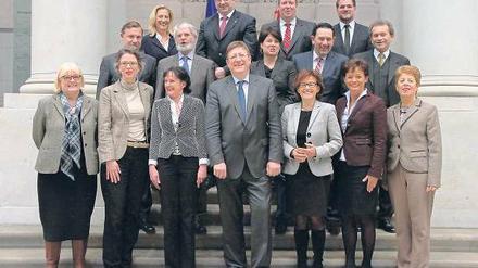 Das erste Gruppenfoto des Ständigen Beirats der Bundesratsbevollmächtigten. Vordere Reihe: Hella Dunger-Löper (Berlin), Tina Fischer (Brandenburg), Pirko Kristin Zinnow (Mecklenburg-Vorpommern), Jürgen Lennartz (Saarland), Margit Conrad (Rheinland-Pfalz), Lucia Puttrich (Hessen), Angelica Schwall-Düren (Norrhein-Westfalen). Mittlere Reihe: Michael Schneider (Sachsen-Anhalt), Reinhard Stehfest (Thüringen), Ulrike Hiller (Bremen), Michael Rüter (Niedersachsen), Anton Hofmann (Bayern). Hintere Reihe: Ute Rettler (Bundesrats-Vizedirektorin), Stefan Studt (Schleswig-Holstein), Helge Braun (Staatsminister im Kanzleramt), Wolfgang Schmidt (Hamburg). Nicht auf dem Bild: Peter Friedrich (Baden-Württemberg) und Erhard Weimann (Sachsen).