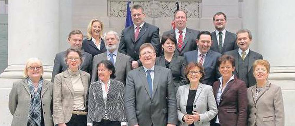 Das erste Gruppenfoto des Ständigen Beirats der Bundesratsbevollmächtigten. Vordere Reihe: Hella Dunger-Löper (Berlin), Tina Fischer (Brandenburg), Pirko Kristin Zinnow (Mecklenburg-Vorpommern), Jürgen Lennartz (Saarland), Margit Conrad (Rheinland-Pfalz), Lucia Puttrich (Hessen), Angelica Schwall-Düren (Norrhein-Westfalen). Mittlere Reihe: Michael Schneider (Sachsen-Anhalt), Reinhard Stehfest (Thüringen), Ulrike Hiller (Bremen), Michael Rüter (Niedersachsen), Anton Hofmann (Bayern). Hintere Reihe: Ute Rettler (Bundesrats-Vizedirektorin), Stefan Studt (Schleswig-Holstein), Helge Braun (Staatsminister im Kanzleramt), Wolfgang Schmidt (Hamburg). Nicht auf dem Bild: Peter Friedrich (Baden-Württemberg) und Erhard Weimann (Sachsen).