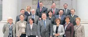 Das erste Gruppenfoto des Ständigen Beirats der Bundesratsbevollmächtigten. Vordere Reihe: Hella Dunger-Löper (Berlin), Tina Fischer (Brandenburg), Pirko Kristin Zinnow (Mecklenburg-Vorpommern), Jürgen Lennartz (Saarland), Margit Conrad (Rheinland-Pfalz), Lucia Puttrich (Hessen), Angelica Schwall-Düren (Norrhein-Westfalen). Mittlere Reihe: Michael Schneider (Sachsen-Anhalt), Reinhard Stehfest (Thüringen), Ulrike Hiller (Bremen), Michael Rüter (Niedersachsen), Anton Hofmann (Bayern). Hintere Reihe: Ute Rettler (Bundesrats-Vizedirektorin), Stefan Studt (Schleswig-Holstein), Helge Braun (Staatsminister im Kanzleramt), Wolfgang Schmidt (Hamburg). Nicht auf dem Bild: Peter Friedrich (Baden-Württemberg) und Erhard Weimann (Sachsen).