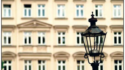 Über 30.000 Kandelaber, so genannte Gasaufwärtsleuchten, gibt es derzeit noch in Berlin. Nach der Umrüstung der Peitschenlaternen auf Elektro sollen sie mit LED-Lampen ausgestattet werden. 