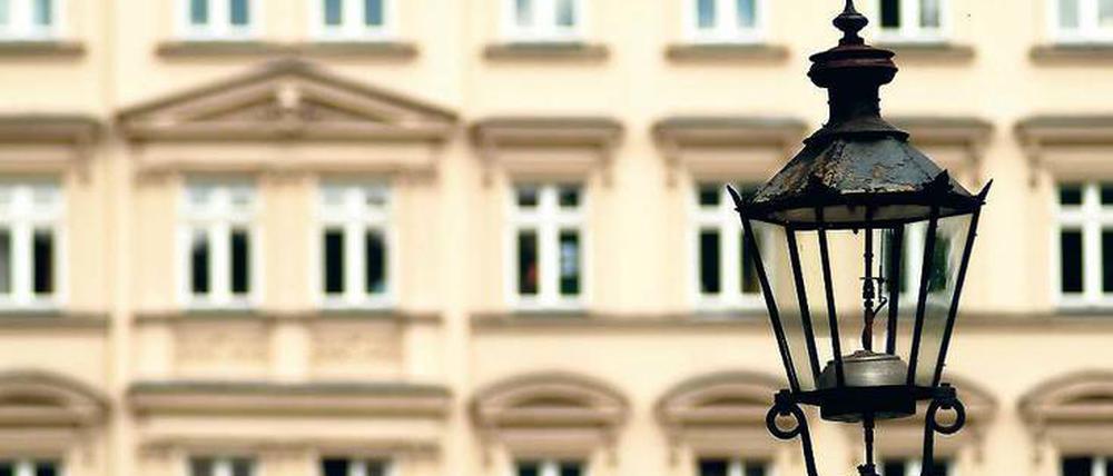 Über 30.000 Kandelaber, so genannte Gasaufwärtsleuchten, gibt es derzeit noch in Berlin. Nach der Umrüstung der Peitschenlaternen auf Elektro sollen sie mit LED-Lampen ausgestattet werden.
