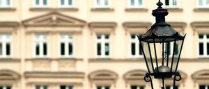 Über 30.000 Kandelaber, so genannte Gasaufwärtsleuchten, gibt es derzeit noch in Berlin. Nach der Umrüstung der Peitschenlaternen auf Elektro sollen sie mit LED-Lampen ausgestattet werden. 