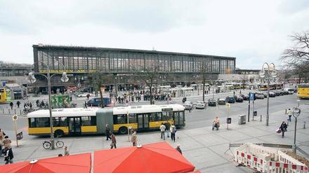 Vom Verkehr geprägt. Der Hardenbergplatz am Bahnhof Zoo soll ganz oder weitgehend autofrei werden. Doch für die bisher geplante Tiefgarage fehlt ein Betreiber. 