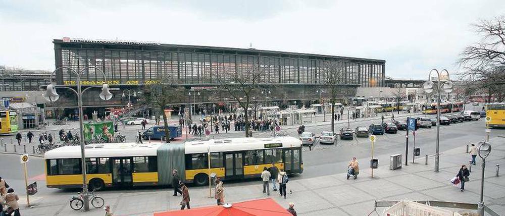 Vom Verkehr geprägt. Der Hardenbergplatz am Bahnhof Zoo soll ganz oder weitgehend autofrei werden. Doch für die bisher geplante Tiefgarage fehlt ein Betreiber.