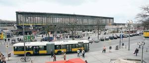 Vom Verkehr geprägt. Der Hardenbergplatz am Bahnhof Zoo soll ganz oder weitgehend autofrei werden. Doch für die bisher geplante Tiefgarage fehlt ein Betreiber. 