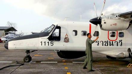 Ein thailändischer Offizier prüft ein Flugzeug vor der Suche nach der verschwundenen Boeing.