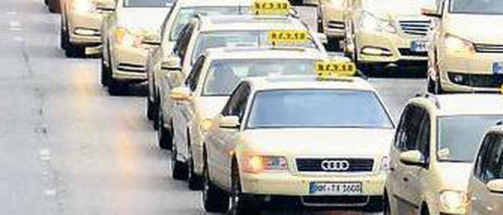 Widerstand aus der Wirtschaft. Landwirtschaft und der Einzelhandel warnen vor Jobverlusten. Die Taxi-Besitzer protestieren gegen die Lohnuntergrenze, weil sie die Mehrkosten nicht einfach so auf ihre Preise aufschlagen könnten.