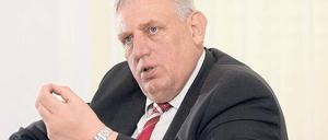 Der CDU-Politiker Karl-Josef Laumann (56) ist seit Dezember 2013 Pflegebeauftragter der Bundesregierung. Gelernt hat er den Beruf des Maschinenschlossers.